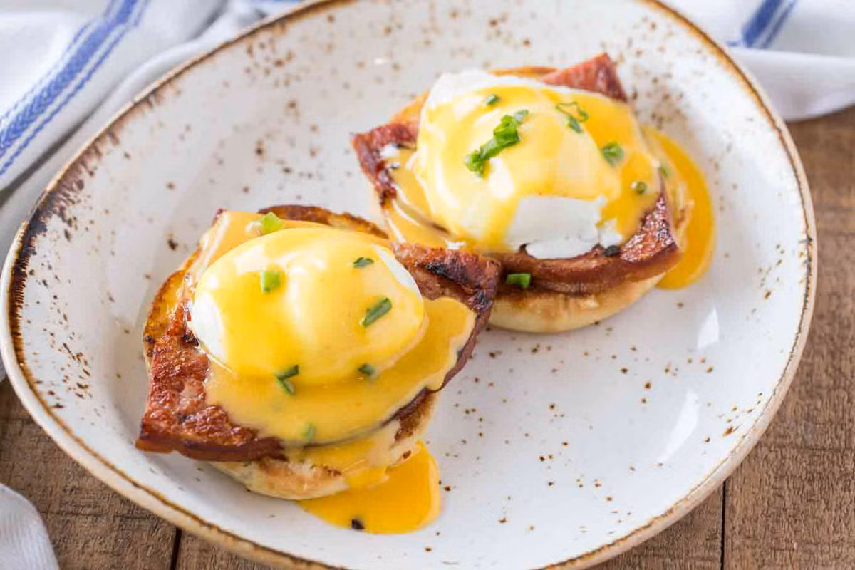 Jessica Crandall Snyder, chuyên gia dinh dưỡng ở Denver (Mỹ), cho biết trứng hỗ trợ cơ và chuyển hóa, đặc biệt quan trọng khi ta già đi, vì hầu hết mọi người đều mất 0,8% khối lượng cơ mỗi năm sau tuổi 40. Nếu bạn muốn ngăn ngừa mất cơ bắp, ăn thực phẩm giàu protein là rất quan trọng. Ảnh Internet