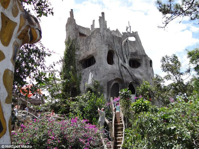 5, Biệt thự Hằng Nga được hoàn thành và ra mắt từ năm 1990 ở Đà Lạt, Việt Nam. Cả ngoại thất và nội thất của căn biệt thự đều được trang hoàng theo phong cách kì bí, ma mị và độc đáo.