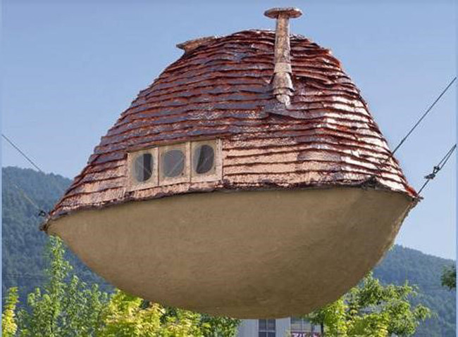 2, “Nhà bay” ở Nhật Bản được làm từ bùn đất và treo lơ lửng trên không bằng 4 sợi dây cáp chắc chắn.