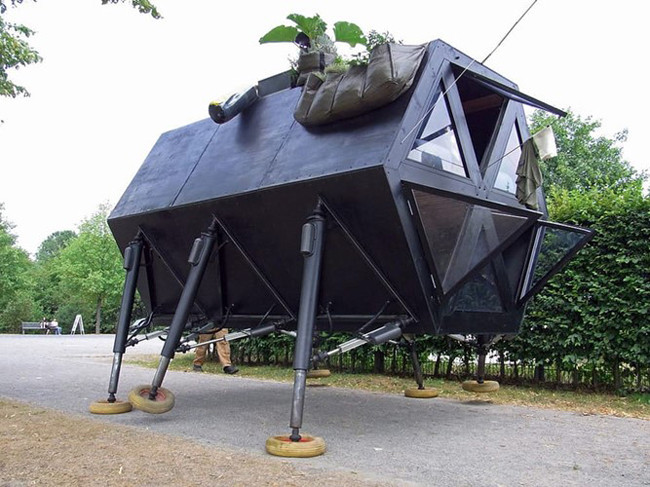 1, N55 Walking House ở Đan Mạch là ngôi nhà siêu dị, “kì diệu” bởi nó có thể “đi lại” bằng 6 “chiếc chân” của mình hệt như những con bọ.