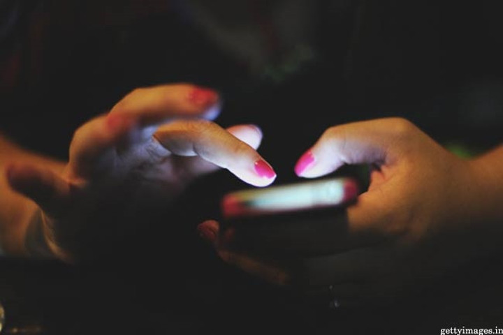 Nhắn tin và lướt web ngay trước khi đi ngủ: Nếu bạn chọn cách nhắn tin với bạn bè khi đã nằm trên giường và tắt đèn để thư giãn sau một ngày dài, thì bạn đã mắc thói quen gây hại cho sức khỏe của bạn. Ánh sáng xanh cường độ yếu từ màn hình điện thoại có thể thay đổi và trì hoãn đồng hồ sinh học của cơ thể, khiến bạn khó thức dậy vào sáng hôm sau.