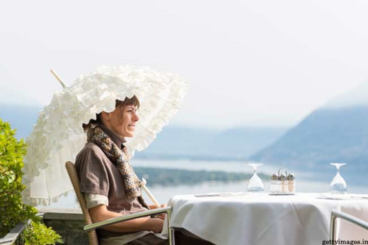 Không giao tiếp thường xuyên: Bạn có thể cho rằng bạn thích ở một mình, nhưng việc giao tiếp với mọi người cũng rất tốt cho sức khỏe của bạn. Hãy cố gắng dành thời gian gặp gỡ bạn bè. Giao tiếp với mọi người và duy trì các mạng lưới xã giao giúp cải thiện sức khỏe và tâm trạng của bạn./