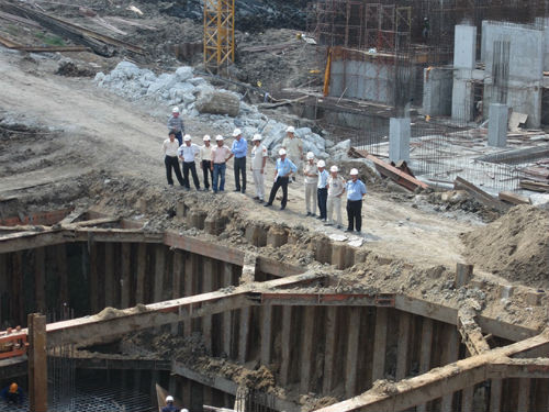 Tuy nhiên công ty 577 (chủ đầu tư dự án) lại khăng khăng cho rằng, lỗi không phải do thi công dự án mà do nền đất (đoạn qua địa bàn quận 8) yếu, sình lầy, độ lún cao...