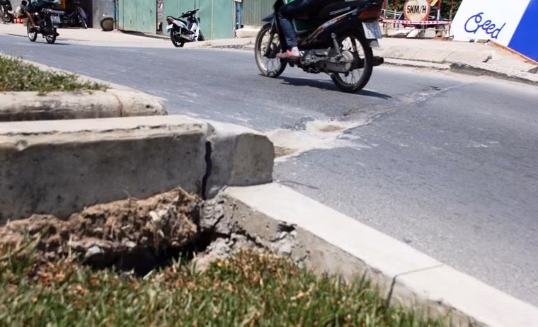 Dải phân cách trồng cỏ cũng bị nứt gãy nhiều đoạn.