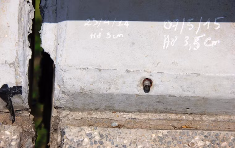 Những con số ghi lại nhật ký kiểm tra mức độ nứt của cầu của ngành chức năng cho thấy mức độ nguy hiểm có nguy cơ sụp đổ của cây cầu ngày càng cao.