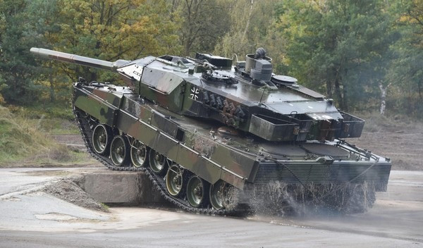 Leopard 2A6 - mẫu xe tăng hiện đại nhất hiện nay đang ở mức chi phí sát nút Challenger 2 - 6.7 triệu USD/ chiếc.