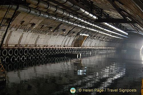 Theo ông Sutton, Nga có thể đang khôi phục một cơ sở quân sự chiến lược bí mật của Liên Xô trong Chiến tranh Lạnh - Object 825 GTS. Chúng ta đang nói về căn cứ tàu ngầm dưới lòng đất ở Balaklava, nơi có tổ hợp Bảo tàng Balaklava hiện nay.