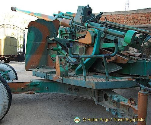 Nhà báo Sutton dự đoán Moskva có kế hoạch tạo một căn cứ tàu ngầm ở Balaklava để giữ vai trò "vệ tinh của Sevastopol". Đây sẽ là nơi trú quân của các tàu ngầm diesel-điện thuộc Dự án 636.3 Varshavyanka, mà NATO gọi là "lỗ đen".