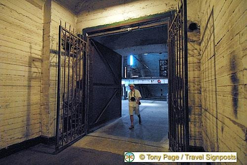 Theo vị chuyên gia, eo biển uốn khúc này cung cấp sự bảo vệ tự nhiên không chỉ khỏi các cơn bão, mà còn tránh hoạt động trinh sát của kẻ thù, kể cả bằng những phương tiện thu thập thông tin tối tân nhất.