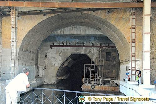 Đồng thời một lối ra biển đã được mở ở sườn phía Bắc của núi Tavros, và lối vào khu vực này có thể bị chặn bởi một cánh cổng có trọng lượng lên tới 150 tấn. Tuy nhiên sau khi Liên Xô tan rã, căn cứ này đã bị cướp phá và sau đó được biến thành một bảo tàng dưới lòng đất.