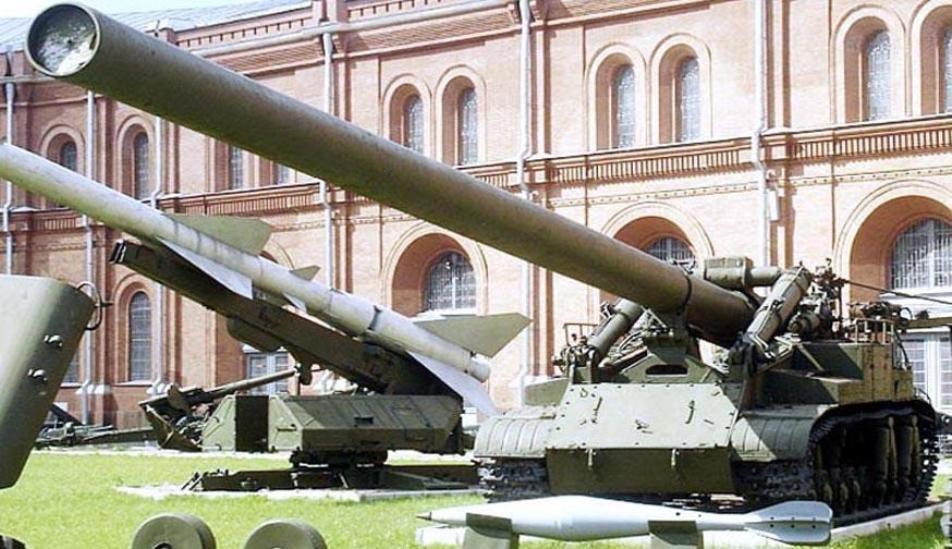 Tuy là một vũ khí cực nguy hiểm trên lý thuyết, tuy nhiên pháo hạt nhân 2B1 Oka lại không đủ điều kiện để tham chiến, bởi lẽ vấn đề lớn nhất mà nó gặp phải là ở hệ thống hộp số thường bị hư hỏng chỉ sau một thời gian rất ngắn.