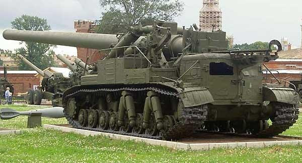 Pháo hạt nhân 2B1 Oka đã bất ngờ xuất hiện Quảng Trường Đỏ trong lễ duyệt binh kỷ niệm thành công của Cách mạng Tháng 10 vào năm 1957.