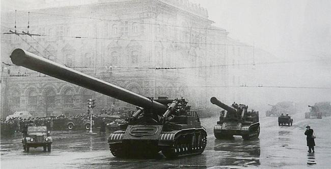 Để thực hiện được điều này, 2B1 Oka đã sử dụng khung gầm của loại xe tăng mạnh nhất thời bấy giờ là IS-5.