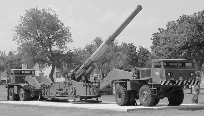 Mỹ đi đầu xu thế với việc cho ra đời pháo hạt nhân M65 vào thập niên 1950.