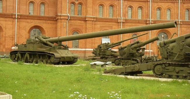 Khi hành quân, pháo tự hành 2B1 Oka chỉ cần một lái xe để điều khiển. Toàn bộ kíp vận hành bao gồm 6 người còn lại di chuyển trên xe thiết giáp chở quân hoặc xe tải đi theo sau.