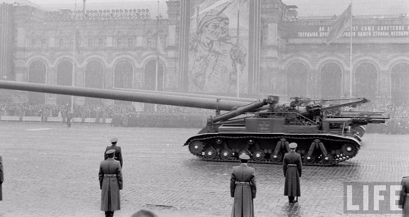 Được biết khẩu pháo 2B1 Oka này có cỡ nòng lên tới 420 mm.