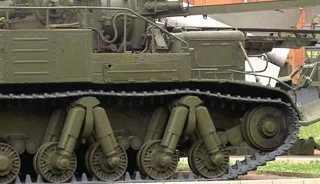 2B1 Oka được thiết kế với hệ thống giảm sóc đặc biệt để giúp pháo không bị hư hỏng sau mỗi phát bắn.