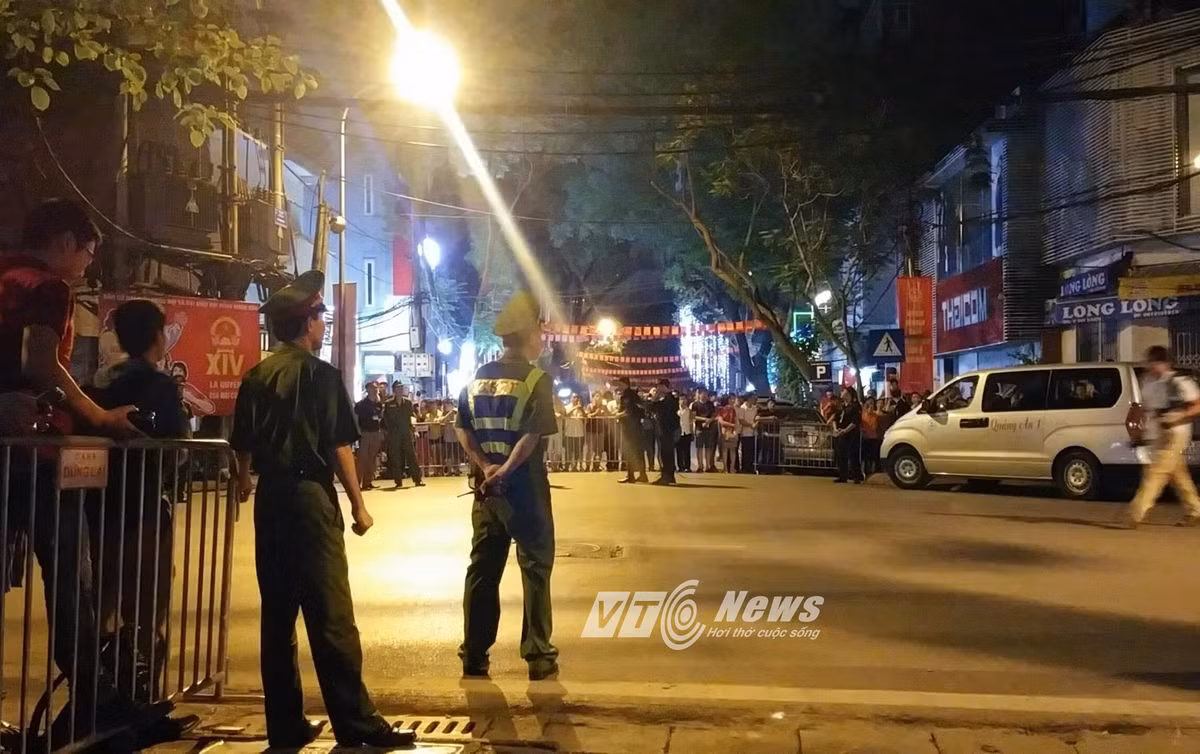 Đúng 20h ngày 23/5, Tổng thống Obama và các thành viên trong đoàn đến dùng bữa tối tại quán bún chả Hương Liên trên đường Lê Văn Hưu, Hà Nội - Ảnh: VTC News.