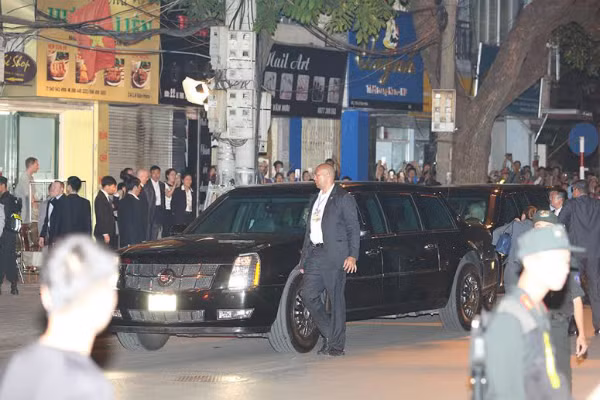 Đoàn xe của Tổng thống Obama dừng trước cửa quán bún chả - Ảnh nguồn: Tuổi trẻ
