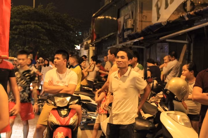 Người dân đứng đợi trong không khí đông vui.