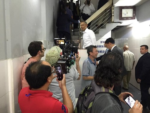 Ông Obama bước lên lầu - Ảnh nguồn: Tiền Phong.