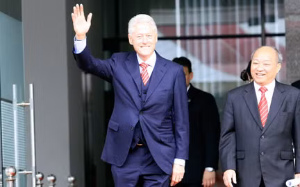 Trước đó, ngày 17/11/2000, Tổng thống Mỹ Bill Clinton cùng phu nhân Hillary và con gái Chelsea tới thăm Việt Nam. Ông Bill Clinton là vị tổng thống Mỹ đầu tiên tới Việt Nam kể từ sau khi chiến tranh kết thúc. Ông đã giành được rất nhiều tình cảm của nhân dân Việt Nam. Đến nay, ông đã đến Việt Nam 3 lần và lần nào, ông cũng để lại những ấn tượng tốt đẹp trong lòng công chúng Việt Nam.