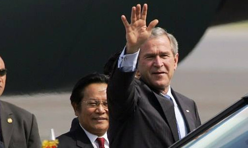 Trước khi ông Obama đến thăm Việt Nam, Tổng thống Mỹ George W. Bush đã để lại những ấn tượng tốt đẹp khi sang thăm Việt Nam và dự Hội nghị cấp cao APEC vào ngày 17/11/2006.