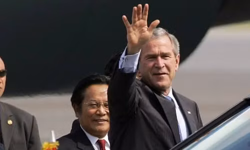 Trước khi ông Obama đến thăm Việt Nam, Tổng thống Mỹ George W. Bush đã để lại những ấn tượng tốt đẹp khi sang thăm Việt Nam và dự Hội nghị cấp cao APEC vào ngày 17/11/2006.