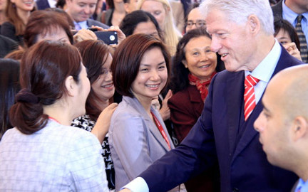 Chuyến thăm của Tổng thống Bill Clinton đã đặt nền móng cho việc bình thường hóa quan hệ Việt – Mỹ. Chuyến công du của ông tại Việt Nam nhận được sự chào đón nồng nhiệt của nhiều người dân.