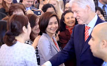 Chuyến thăm của Tổng thống Bill Clinton đã đặt nền móng cho việc bình thường hóa quan hệ Việt – Mỹ. Chuyến công du của ông tại Việt Nam nhận được sự chào đón nồng nhiệt của nhiều người dân.