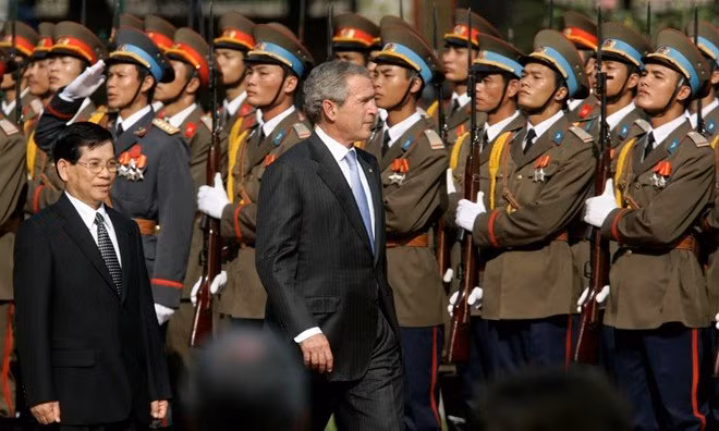 Khi đến thăm Việt Nam, ông Bush trong lúc ngồi trong xe đã hạ kính xuống để vẫy chào người dân bên đường. Sự thoải mái khi xuất hiện ông Bush cho thấy, sự đón tiếp và an ninh ở Việt Nam đã khiến Tổng thống Mỹ yên tâm và hài lòng.