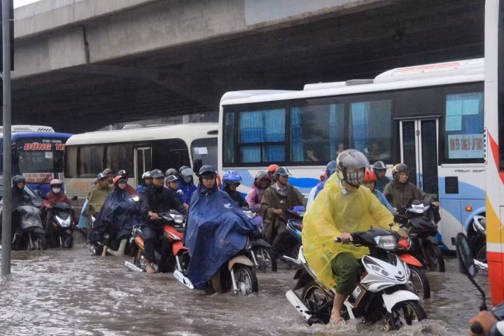 Do nước lớn nên các giao thông tại nhiều tuyến đường bị ún ứ - Ảnh ghi nhận tại đường Phạm Hùng. Ảnh: Vũ Thủy.