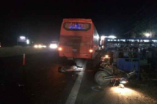 8. Va chạm với xe khách, tài xế xe lôi tử vong tại chỗ Khoảng 20h ngày 16/5, xe khách BKS 72B-00355 do tài xế Nguyễn Chính Tâm (SN 1985, trú tại Nghệ An) điều khiển, khi đến km 1193+200 trên QL1A đoạn qua thôn Phú Kim (xã Cát Trinh, huyện Phù Cát, tỉnh Bình Định) thì bất ngờ va chạm với xe lôi BKS 60Y2-9531 do ông Nguyễn Xuân Hùng (SN 1980, trú Tân Dân, Nhơn An, TX. An Nhơn, Bình Định) điều khiển. Cú va chạm khiến ông Hùng văng ra khỏi xe tử vong tại chỗ.