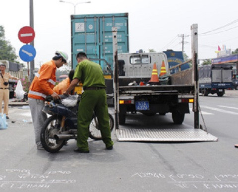 2. Hai anh em bị xe container cán chết thảm trên đường đi làm Khoảng 8h ngày 16/5, anh Nguyễn Đức Tịnh (26 tuổi) lái xe máy chở anh Nguyễn Bá Tín (20 tuổi, cùng quê Bình Định) lưu thông trên quốc lộ 1A hướng từ ngã tư An Sương - Suối Tiên (TP.HCM). Khi đến cổng Đại học Nông Lâm (phường Linh Trung, quận Thủ Đức), xe máy đang rẽ trái thì bị xe container do tài xế Thái Văn Thiết (28 tuổi, quê Hà Tĩnh) chạy cùng chiều tông trúng. Tai nạn giao thông khiến anh Tịnh tử vong tại chỗ. Anh Tín được đưa đến đi cấp cứu nhưng không qua khỏi do vết thương quá nặng.
