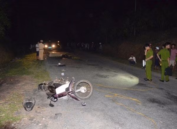 9. Bị xe tải cán qua người, vợ chồng mới cưới tử nạn trên đường về quê Sáng ngày 17/5, anh Phạm Văn Thạch điều khiển xe máy chở vợ mới cưới là chị Phạm Thị Tật cùng cháu vợ là Phạm Thị Vân về quê. Khi đến quốc lộ 24 đoạn qua xã Ba Vì (huyện Ba Tơ, Quảng Ngãi), anh Thạch điều khiển phương tiện vượt qua xe tải chở keo do anh Nguyễn Thế Huy điều khiển chạy cùng chiều phía trước. Khi xe anh Thạch vừa vượt lên thì đối đầu với xe máy do anh Phạm Văn Thu chạy hướng ngược lại. Sau cú va chạm, 2 vợ chồng anh Thạch và chị Tật ngã xuống đường, bị xe tải cán qua người tử vong tại chỗ.