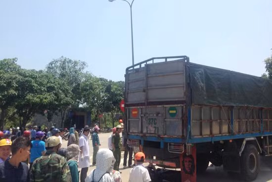 4. Bị kéo lê dưới gầm xe tải, chồng tử vong, vợ nguy kịch Khoảng 10h30 ngày 16/5, một cặp vợ chồng điều khiển xe máy BKS: 36M-563.87 chạy theo hướng thị trấn Tân Kỳ - Anh Sơn (Nghệ An). Khi đến tuyến đường thuộc xã Kỳ Sơn, huyện Tân Kỳ (Nghệ An) thì bất ngờ đâm thẳng vào đuôi xe ô tô tải đang rẽ phải. Cú va chạm mạnh khiến chiếc xe máy bị chiếc ô tô kéo lê gần 10m mới dừng lại. Hậu quả người chồng tử vong tại chỗ, người vợ bị thương nặng.