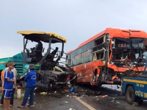 14. Xe giường nằm gây tai nạn, nhiều người thương vong Khoảng 5h sáng 21/5, trên QL1 đoạn qua xã Vĩnh Thành (huyện Vĩnh Linh, Quảng Trị), xe khách giường nằm BKS 73B – 00.444 chạy đến đoạn Km732 + 600 QL1 (xã Vĩnh Thành), thì va chạm với một xe máy rải thảm nhựa đường BKS 73XA - 2036. Cú va chạm mạnh khiến phụ xe khách Nguyễn Đình Hòa (SN 1991, trú xã Hưng Thủy, huyện Lệ Thủy, Quảng Bình) chết tại chỗ; người điều khiển xe máy thảm nhựa đường nói trên cùng một số hành khách trên xe khách bị thương nặng.