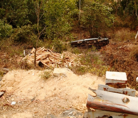 1. Xe tải lao xuống vực sâu 30 mét, tài xế chết thảm Khoảng 7h sáng 16/5, trên quốc lộ 1D đoạn Km9 + 700m thuộc phường Ghềnh Ráng, TP Quy Nhơn (tỉnh Bình Định), xe tải mang BKS 77H 9719 do tài xế Nguyễn Ngọc Trúc (25 tuổi, ở xã Hoài Thanh, huyện Hoài Nhơn, Bình Định) điều khiển chạy trên QL 1D từ Bắc vào Nam. Khi đến đoạn đường nói trên, ô tô tuột dốc, mất lái đâm đứt taluy bằng sắt bên trái đường rồi rơi xuống vực sâu 30m, tài xế tử vong tại chỗ. 