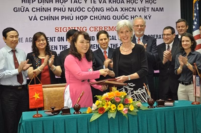  3. Việt Nam và Hoa Kỳ ký kết Hiệp định Hợp tác Y tế và Khoa học Y học Chiều 17/6/2015, tại trụ sở Bộ Y tế Việt Nam, Bộ trưởng Y tế Việt Nam PGS. TS. Nguyễn Thị Kim Tiến và Bộ trưởng Y tế và Phúc lợi Hoa Kỳ Kathleen Sebelius đã thay mặt Bộ Y tế hai nước ký Hiệp định Hợp tác Y tế và Khoa học Y học Việt Nam-Hoa Kỳ, mở đường cho hợp tác sâu rộng hơn trong lĩnh vực y tế hai nước trong thời gian tới, nhằm đáp ứng với những thách thức và mục tiêu y tế trên toàn cầu trong thế kỷ 21.