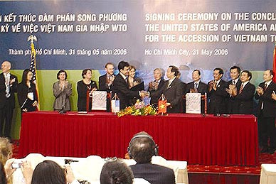  7. Việt Nam - Hoa Kỳ ký kết thỏa thuận song phương về vấn đề Việt Nam gia nhập WTO Ngày 31/5/2006, Thứ trưởng Bộ Thương mại Lương Văn Tự và Phó đại diện Thương mại Mỹ Karan Bhatia đã ký biên bản thỏa thuận song phương mở đường cho Việt Nam gia nhập WTO