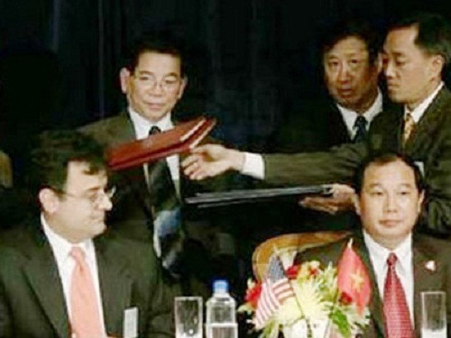  6. Ký Hiệp định khung về Thương mại và Đầu tư Lúc 11h30 sáng 21/6/2007 theo giờ Mỹ, tức 22h30 giờ Việt Nam, Chủ tịch nước tới dự lễ đón tiếp của các giới tại Washington D.C. do Hội đồng thương mại Mỹ và Phòng thương mại Mỹ đồng tổ chức. Trước sự chứng kiến của Chủ tịch nước Nguyễn Minh Triết, Phó đại diện Thương mại Hoa Kỳ (USTR) Karan Bhatia và ông Nguyễn Cẩm Tú - Thứ trưởng Bộ Thương mại Việt Nam - đã đặt bút ký vào thỏa thuận Hiệp định khung về Thương mại và Đầu tư quan trọng này.