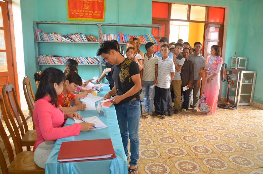 Tại Hải Phòng, năm nay có hơn 1,64 triệu cử tri thực hiện quyền công dân, tham gia bỏ phiếu bầu đại biểu Quốc hội khóa 14, đại biểu HĐND các cấp nhiệm kỳ 2016-2021. Ảnh chụp các cử tri huyện đảo Bạch Long Vĩ của Hải Phòng đi bầu cử. 