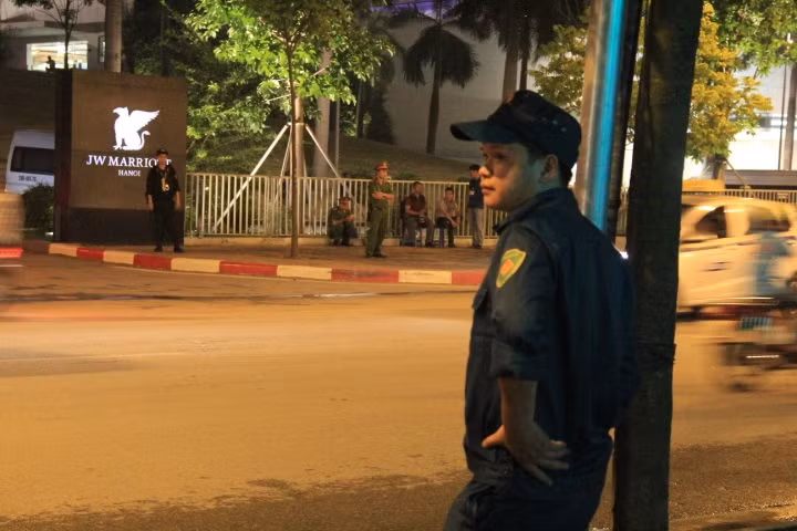 Chiến sĩ làm công tác an ninh khu vực quanh khách sạn.