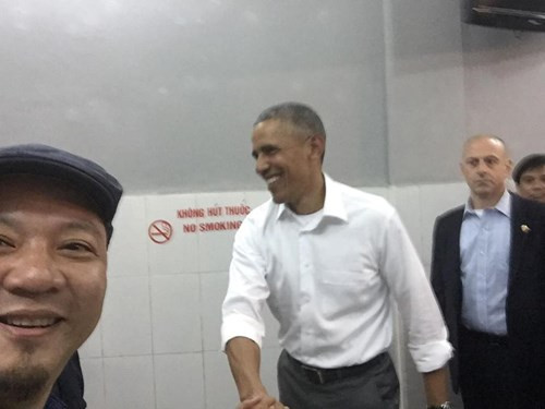 Tổng thống Obama bắt tay người dân - Ảnh nguồn: Tiền Phong.