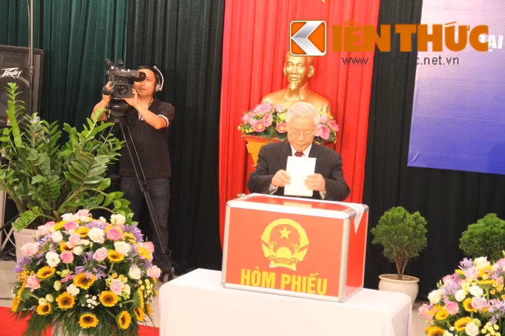 Đồng chí Nguyễn Phú Trọng thực hiện thao tác bỏ phiếu bầu.