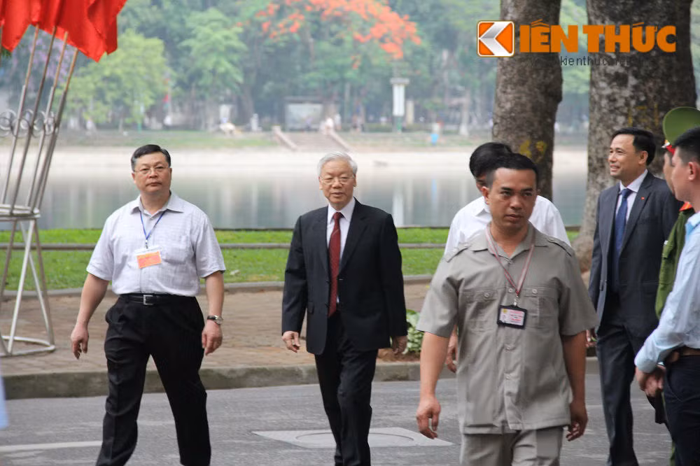 Hinh anh Tong bi thu Nguyen Phu Trong o diem bau cu phuong Nguyen Du-Hinh-2