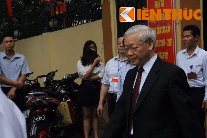 Tổng bí thư Nguyễn Phú Trọng ra xe rời khỏi khu vực tổ chức bầu cử.