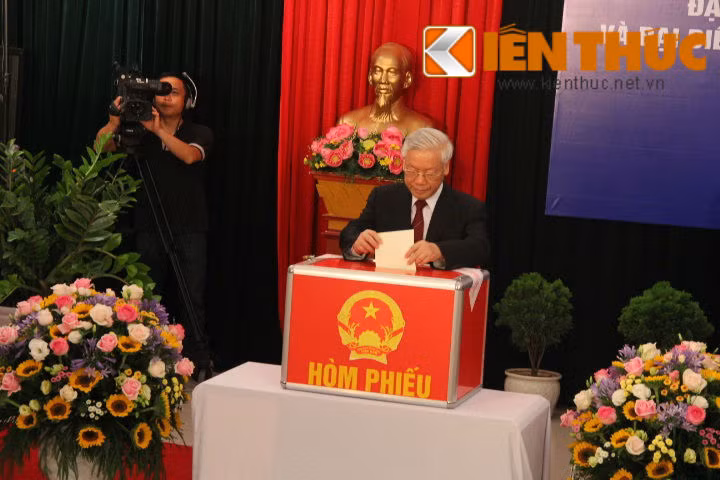Đồng chí Nguyễn Phú Trọng cho phiếu vào trong hòm phiếu.