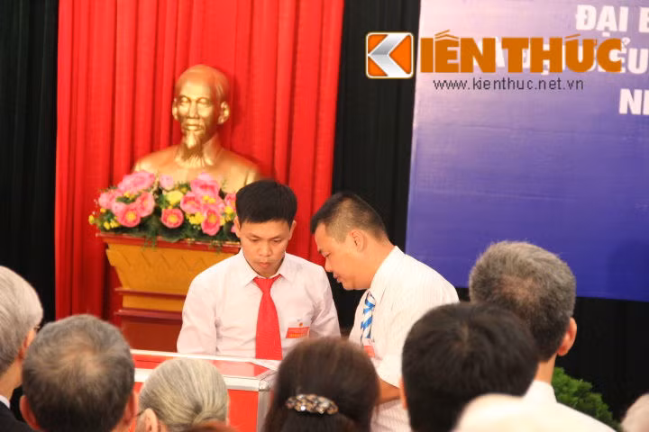 ...và dán niêm phong để đảm bảo tính khách quan trong công tác bầu cử.