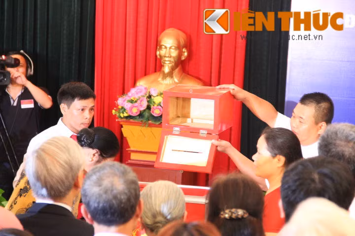 Tổ bầu cử kiểm tra hòm phiếu...